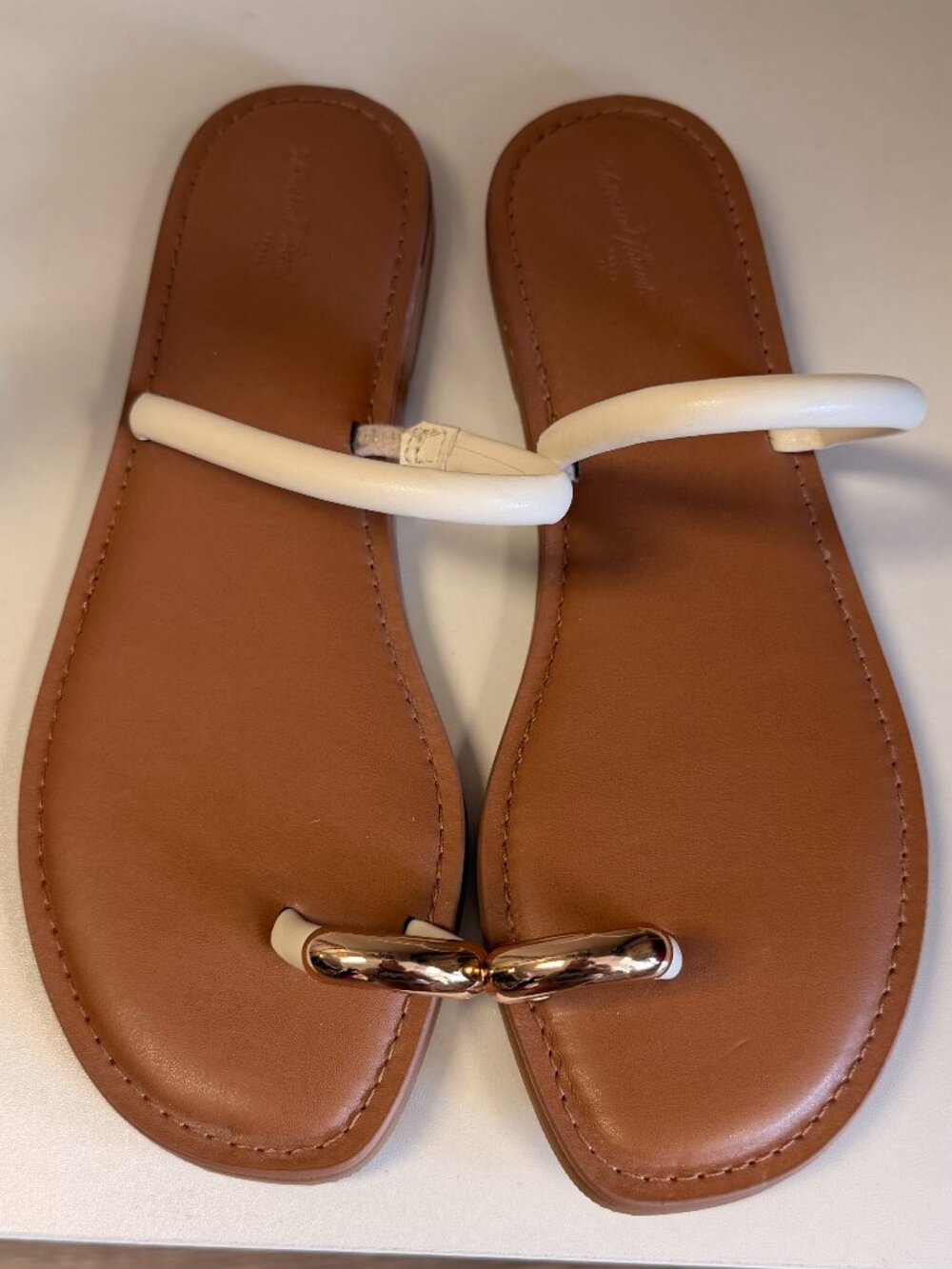 Universal Thread SIZE 9 1/2 Gold Toe Detail Sandals